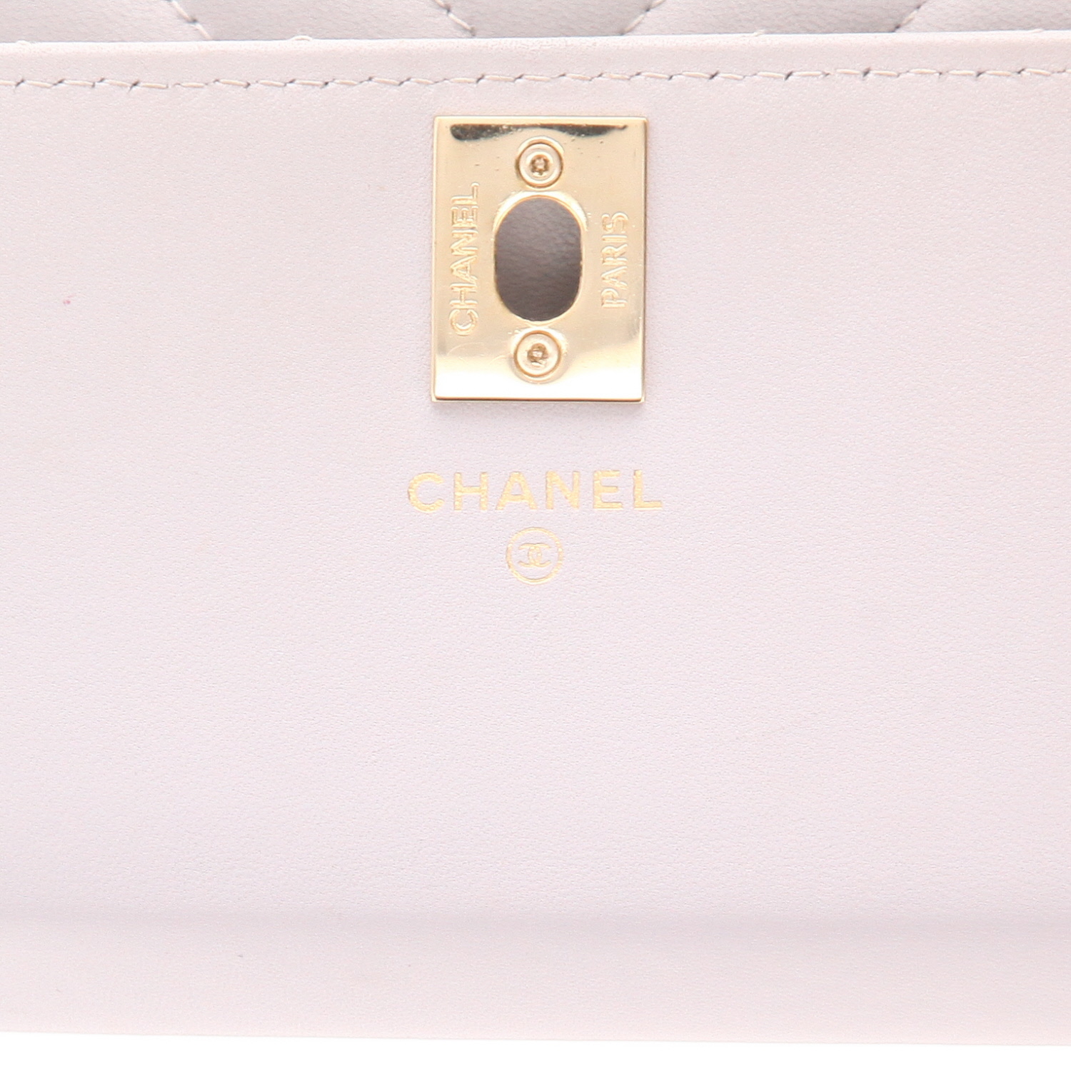 Sac bandoulière Chanel Wallet on Chain en cuir matelassé chevrons gris - Detail D2