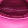 Sac bandoulière Louis Vuitton en cuir rose et violet - Detail D2 thumbnail