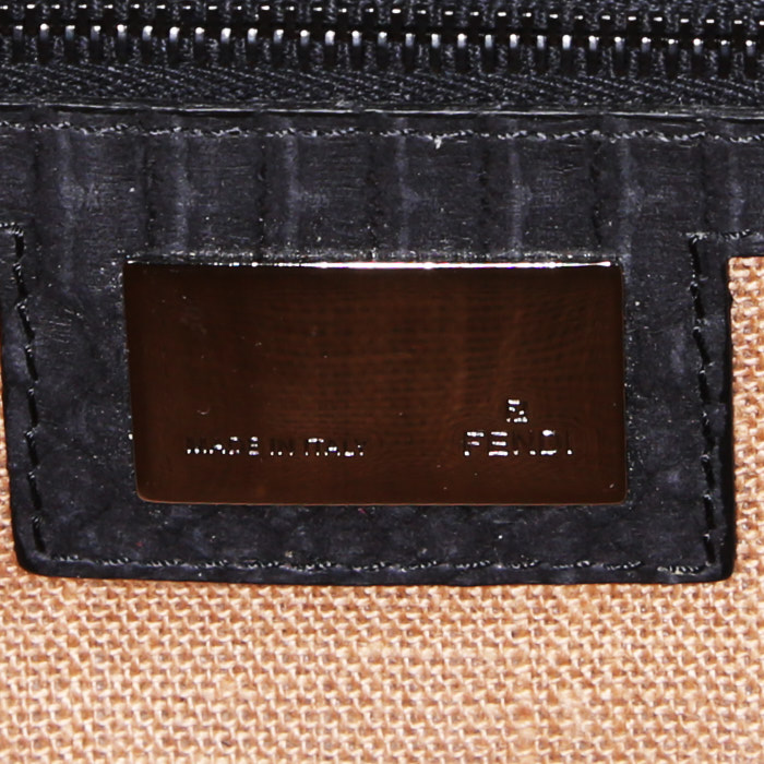 Bolso de mano Fendi Baguette en piel de pitón negra - Detail D3