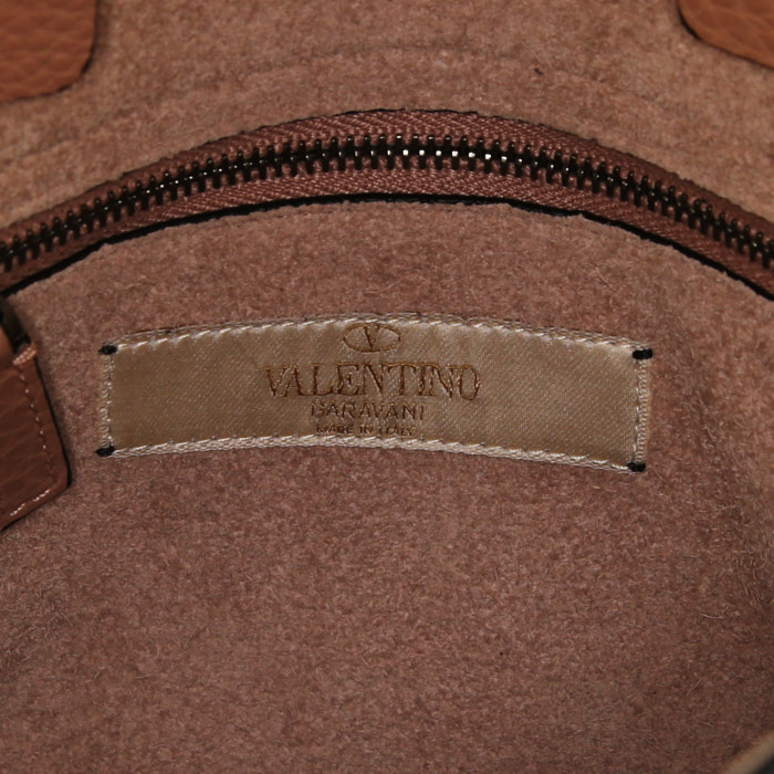 Sac à main Valentino Rockstud en cuir grainé rose - Detail D4