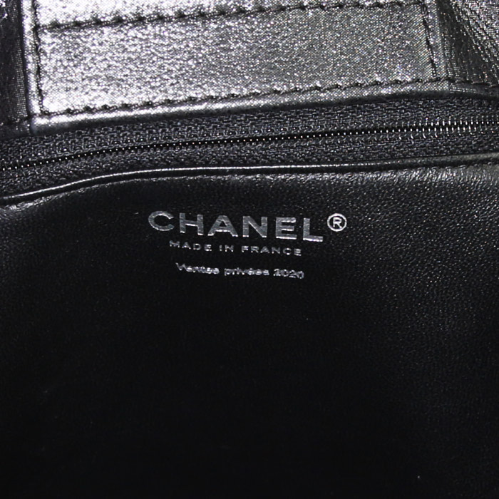 Sac cabas Chanel Grand Shopping en cuir irisé gris - Detail D3