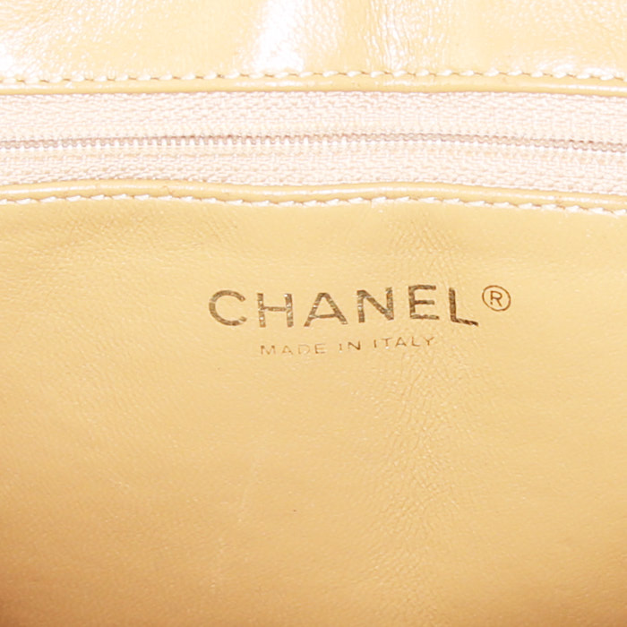 Bolso de mano Chanel Medaillon en cuero granulado acolchado beige - Detail D3