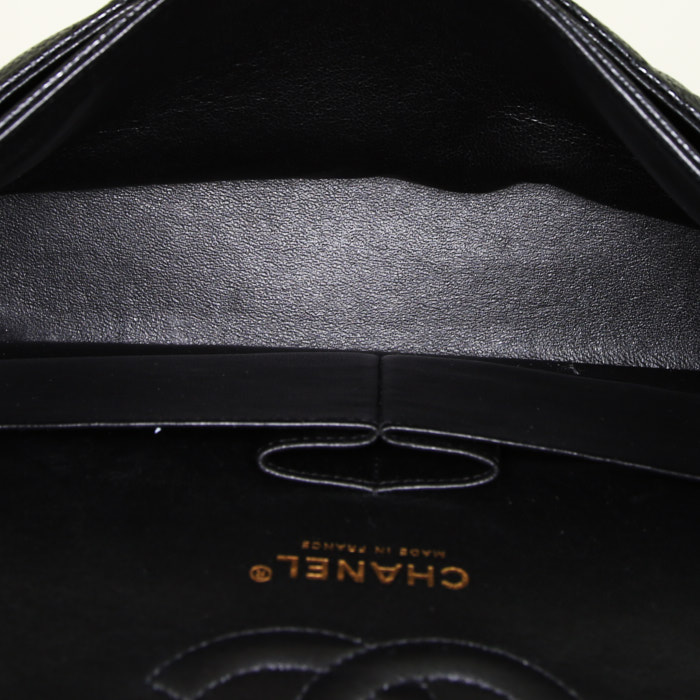 Bolso de mano Chanel Timeless en cuero granulado acolchado negro - Detail D3