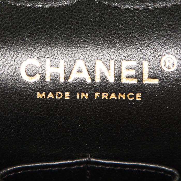Bolso de mano Chanel Timeless en cuero granulado acolchado negro - Detail D4