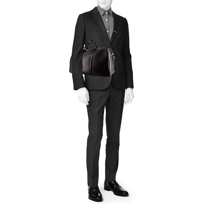Louis Vuitton Kendall travel bag in black taiga leather - Detail D2