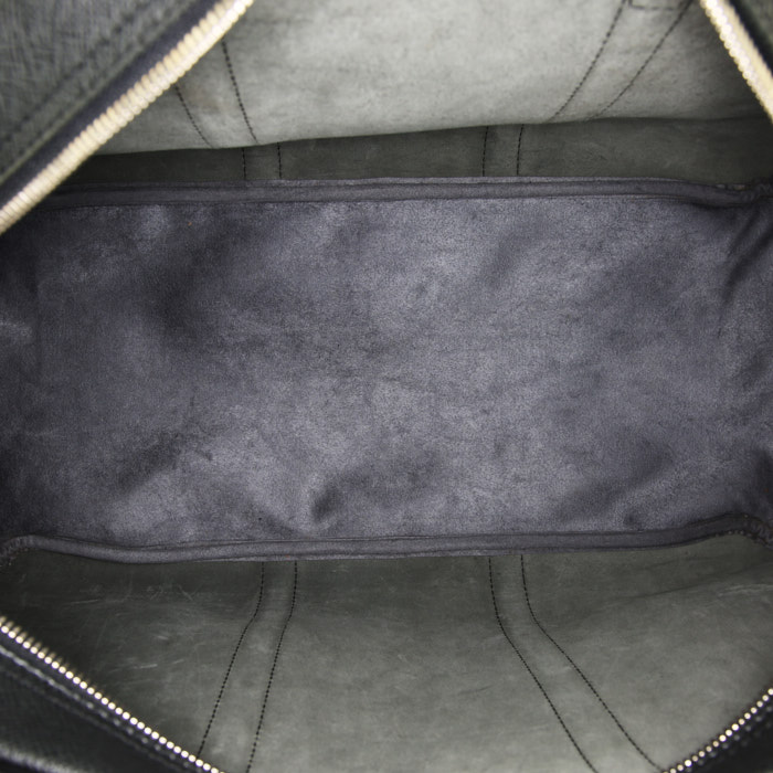 Louis Vuitton Kendall travel bag in black taiga leather - Detail D3