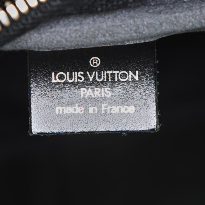 Louis Vuitton Kendall travel bag in black taiga leather - Detail D4
