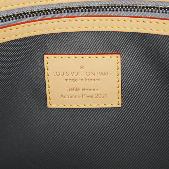 Bolso de fin de semana Louis Vuitton Keepall 50 cm Editions Limitées en lona Monogram Mirror plateada y cuero natural - Detail D4