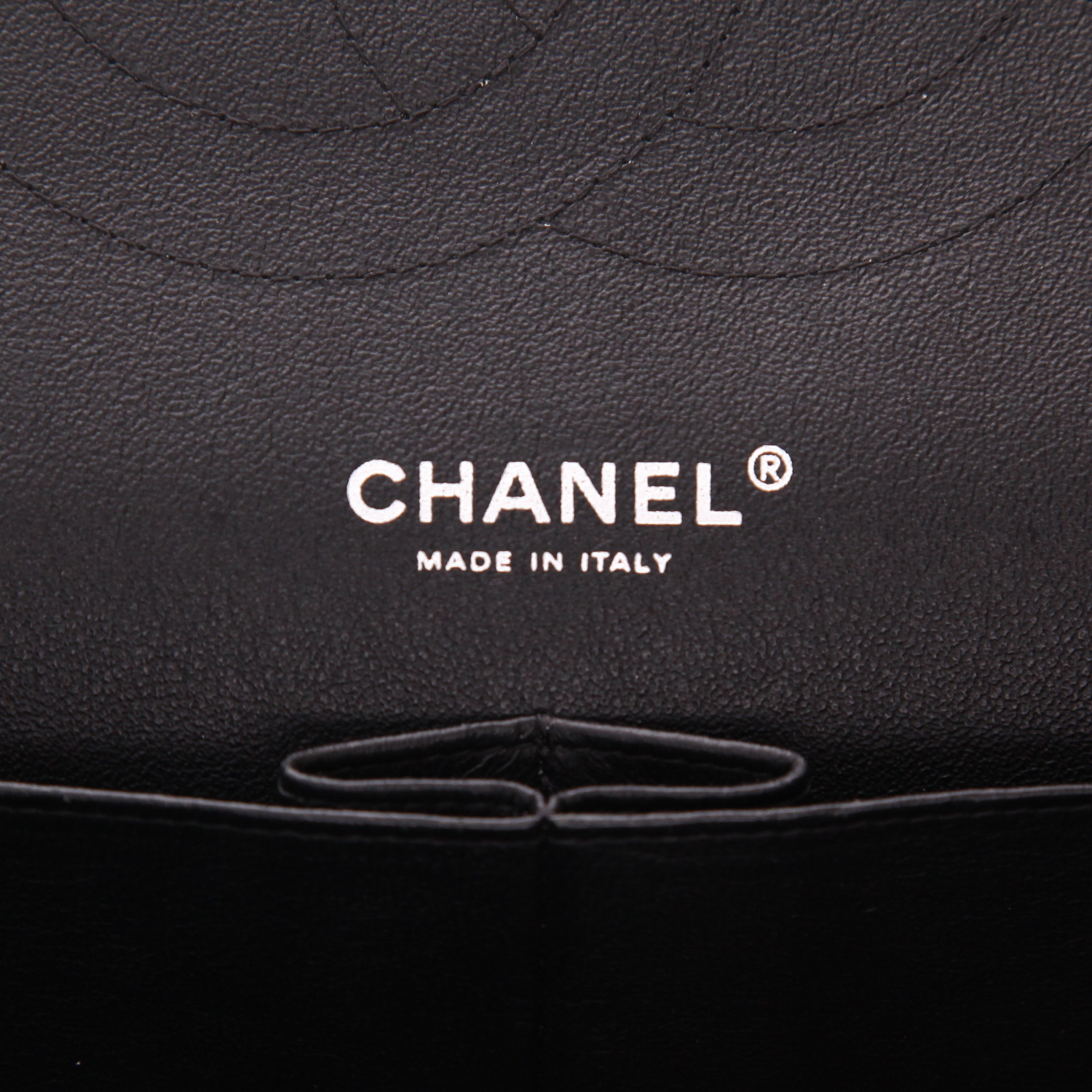 Bolso de mano Chanel  Timeless Jumbo en cuero acolchado negro - Detail D2