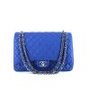 Bolso de mano Chanel Timeless Maxi Jumbo en cuero acolchado azul - 360 thumbnail