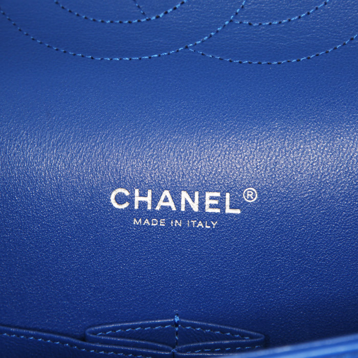 Chanel Timeless Maxi Jumbo handbag in blue quilted leather - Detail D4