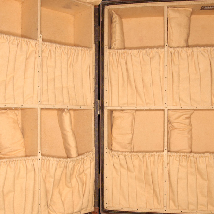 Louis Vuitton trunk in brown monogram canvas and lozine (vulcanised fibre) - Detail D2