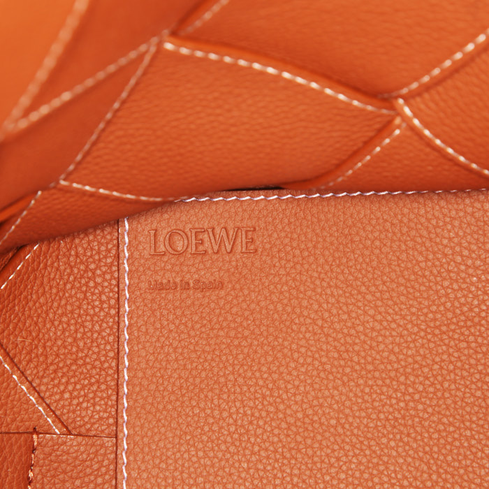 Loewe Woven shopping bag in brown grained leather - Detail D4