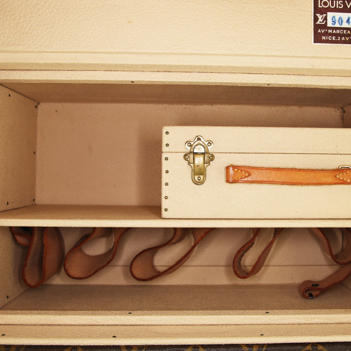 Vanity Louis Vuitton Boîte à flacons en lona Monogram marrón y fibra vulcanizada marrón - Detail D2