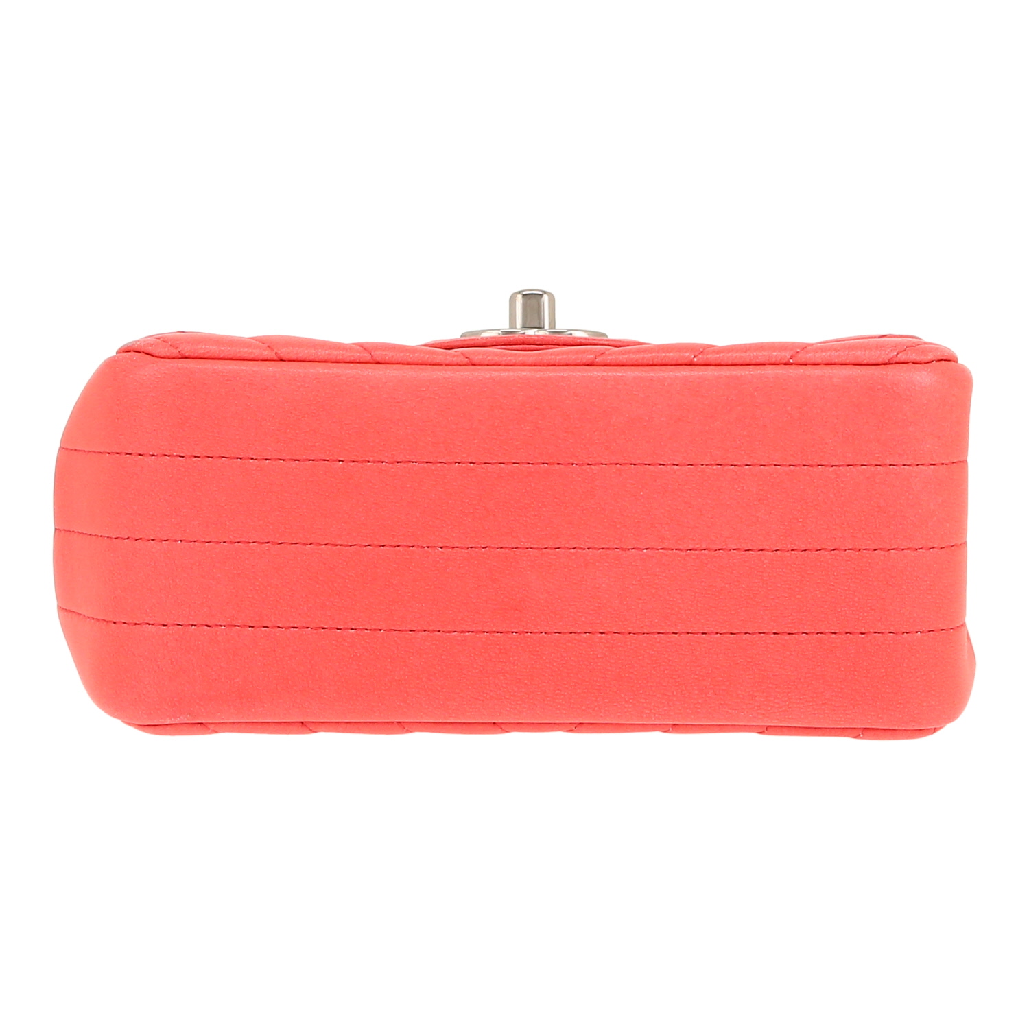 Sac bandoulière Chanel Mini Timeless en cuir matelassé chevrons corail - Detail D1