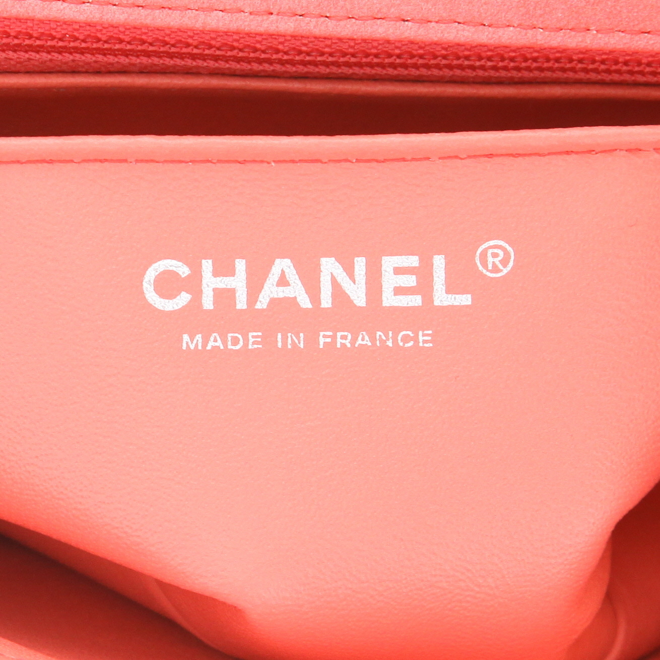 Chanel Timeless Mini shoulder bag in coral chevron quilted leather - Detail D2