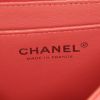 Sac bandoulière Chanel Mini Timeless en cuir matelassé chevrons corail - Detail D3 thumbnail