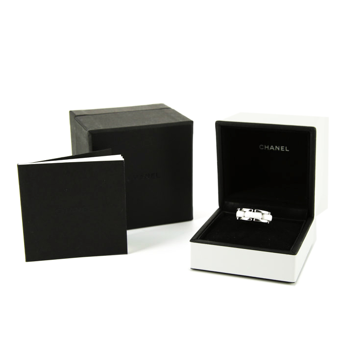 Bague souple Chanel Ultra moyen modèle en or blanc et céramique blanche - Detail D2