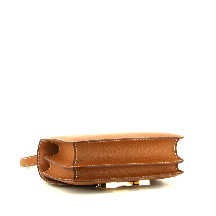 Bolso de mano Hermes Constance 24 cm en cuero epsom color oro - Detail D5