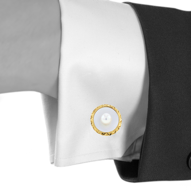 Mikimoto pair of cufflinks in 14 carats yellow gold,  mother of pearl and pearls - Detail D1