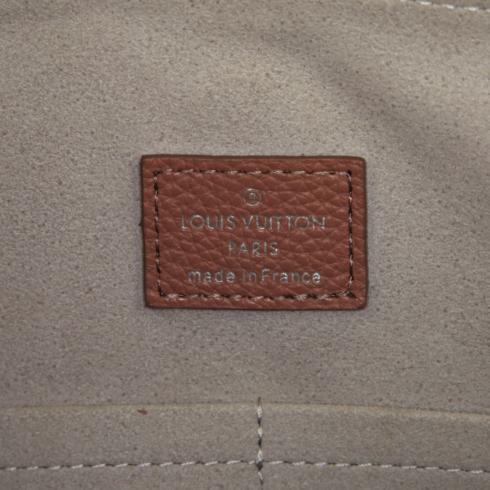 Bolso de mano Louis Vuitton Haumea en cuero mahina rosa y cuero granulado rosa - Detail D4