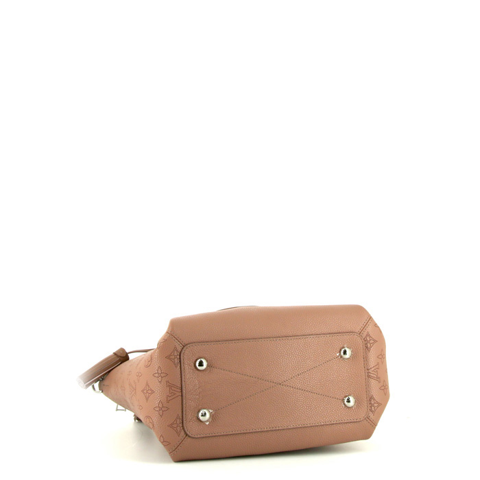 Louis Vuitton Haumea handbag in pink mahina leather and pink grained leather - Detail D5