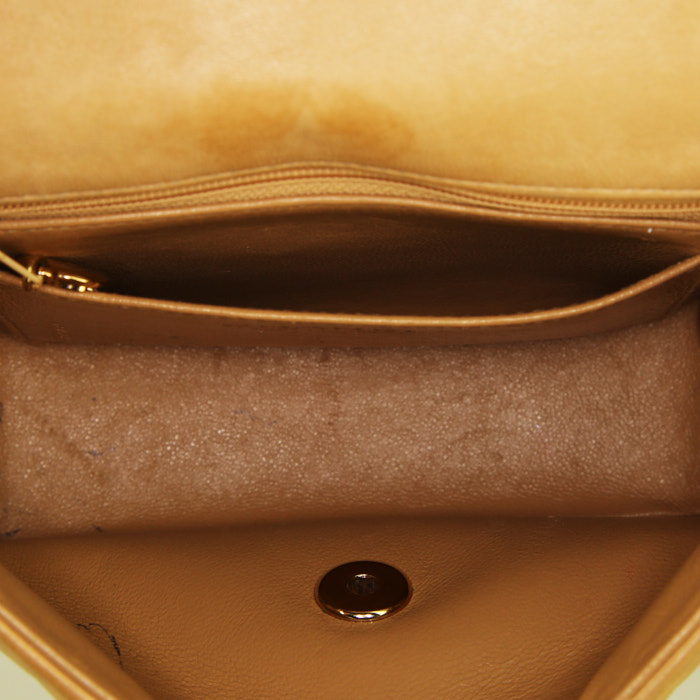 Bolso bandolera Chanel Mini Timeless en cuero acolchado beige - Detail D2