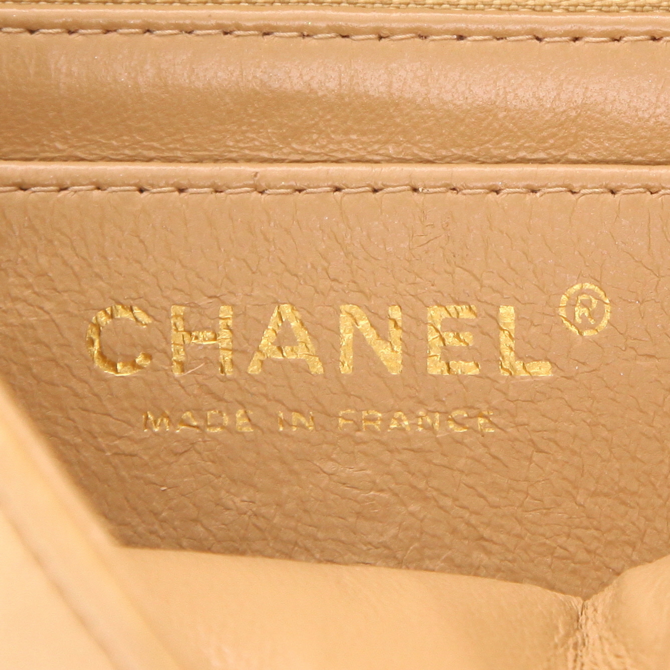 Bolso bandolera Chanel Timeless Mini en cuero acolchado beige - Detail D2