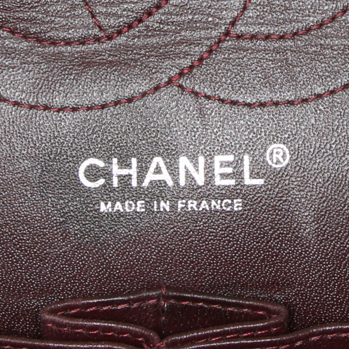 Bolso de mano Chanel Timeless jumbo en cuero granulado acolchado negro - Detail D4
