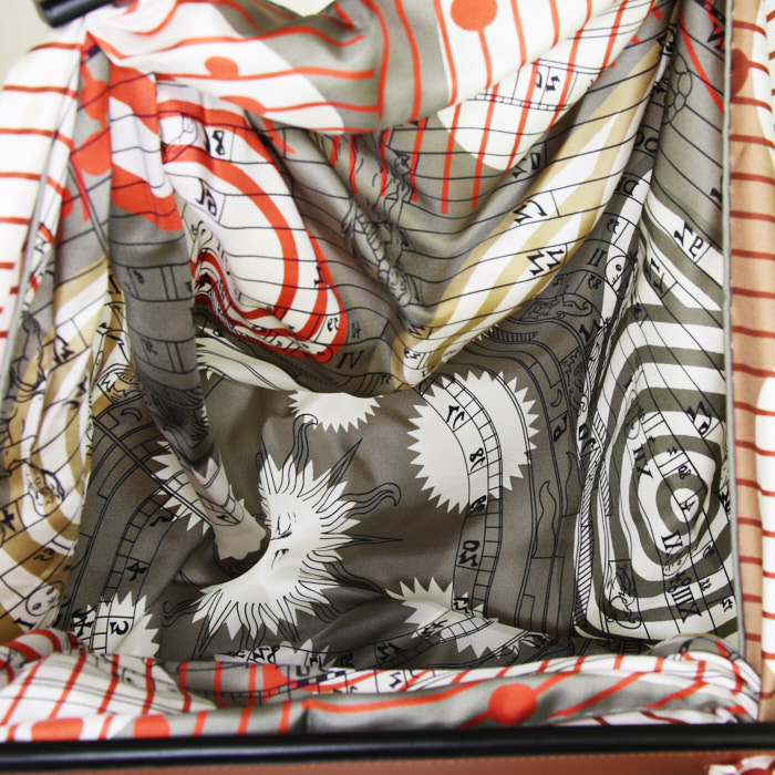 Hermès Silkit handbag in khaki, beige and brown silk and brown Barenia leather - Detail D2