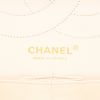 Sac bandoulière Chanel 2.55 en cuir matelassé crème - Detail D2 thumbnail