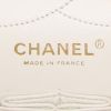 Sac bandoulière Chanel 2.55 en cuir matelassé crème - Detail D4 thumbnail