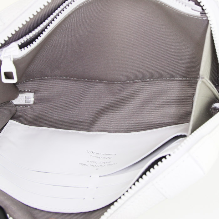 Louis Vuitton Soft Trunk shoulder bag in white leather - Detail D2