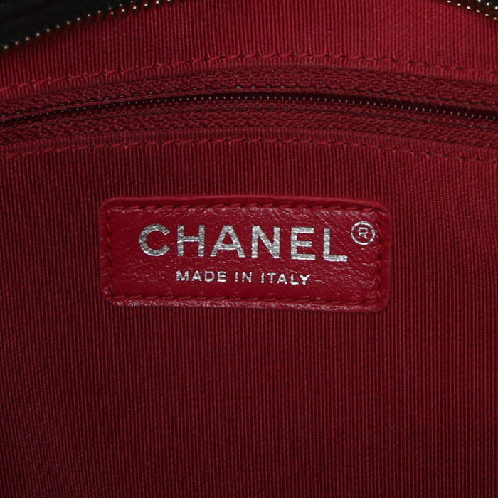Bolso bandolera Chanel Gabrielle  modelo mediano en cuero acolchado con motivos de espigas negro - Detail D4