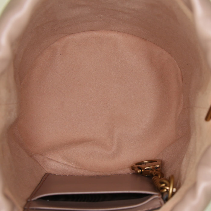 Sac bandoulière Gucci GG Marmont mini en cuir matelassé beige - Detail D2