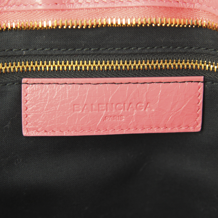 Bolso de mano Balenciaga Classic City en cuero rosa - Detail D4