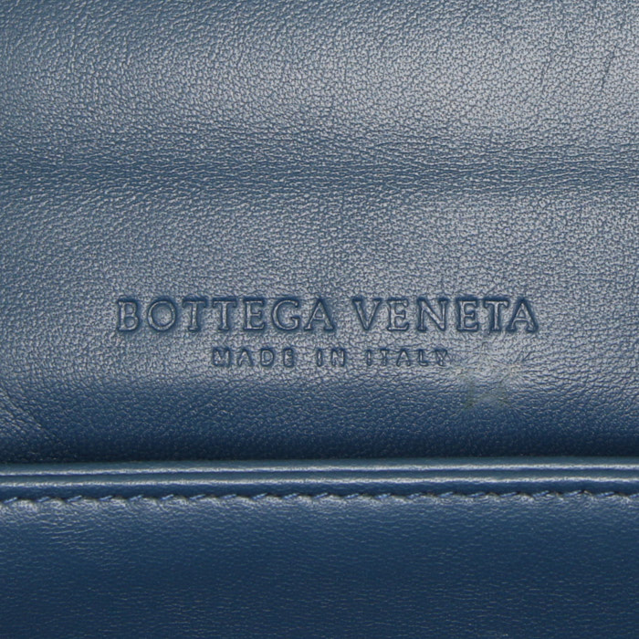 Sac à main Bottega Veneta Olimpia en crocodile bleu - Detail D4