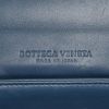 Bolso de mano Bottega Veneta Olimpia en cocodrilo azul - Detail D4 thumbnail