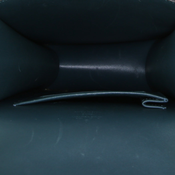 Sac à main Louis Vuitton en cuir verni vert-sapin - Detail D3