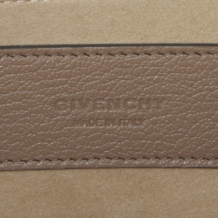 Bolso de mano Givenchy GV3 en cuero color topo y ante color topo - Detail D4