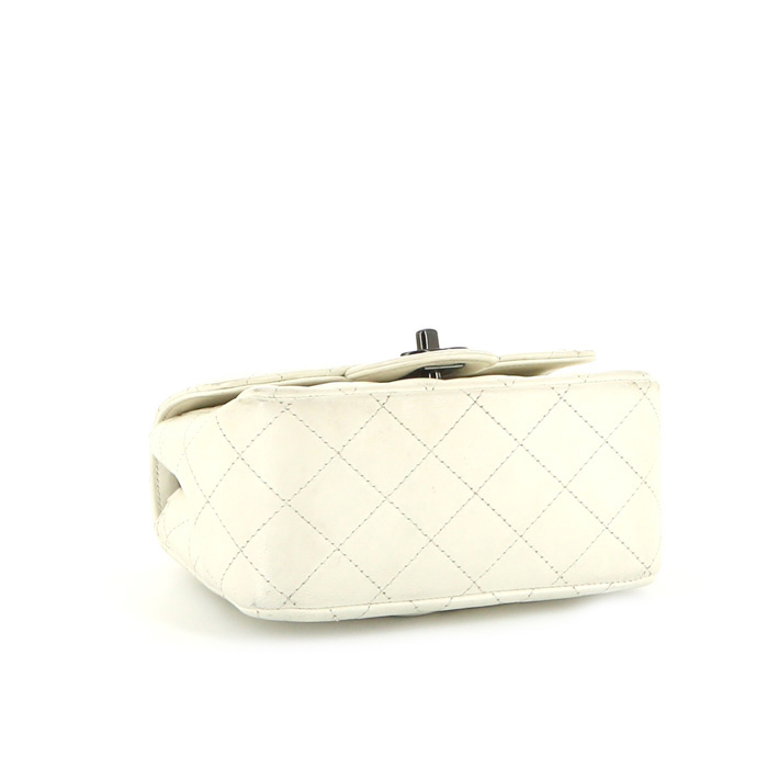 Sac à main Chanel Mini Timeless en cuir matelassé blanc - Detail D4