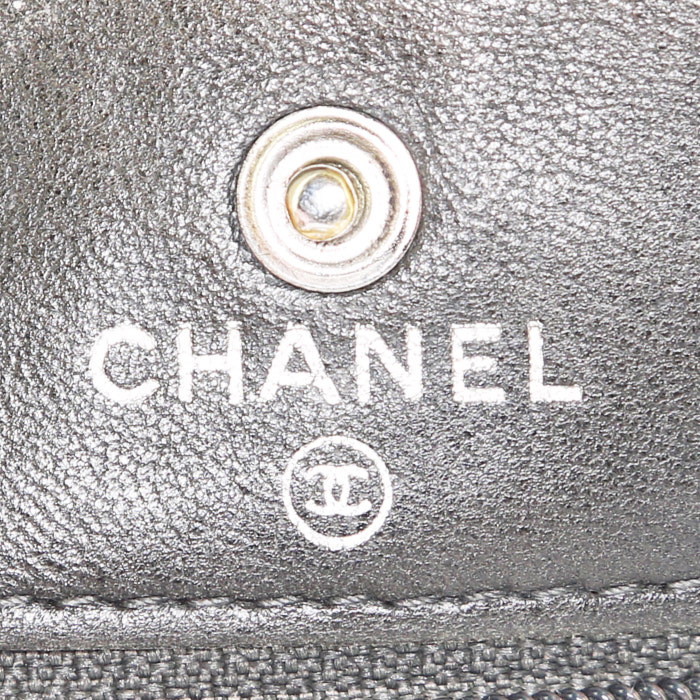 Sac bandoulière Chanel Wallet on Chain en cuir verni matelassé noir - Detail D3