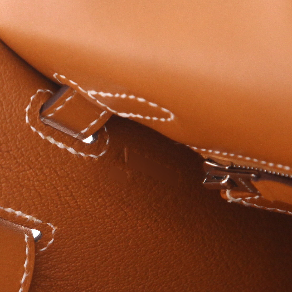 Bolso de mano Hermes Kelly 25 cm en cuero box color oro - Detail D4