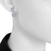 Paire de boucles d'oreilles Cartier en or blanc et diamants - Detail D1 thumbnail