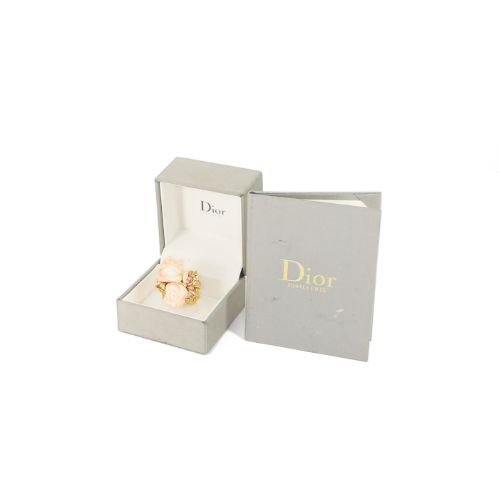 Bague Dior Pré Catelan en corail rose,  or jaune et saphirs roses - Detail D2