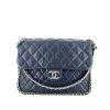 Bolso de mano Chanel Petit Shopping en cuero acolchado azul - 360 thumbnail