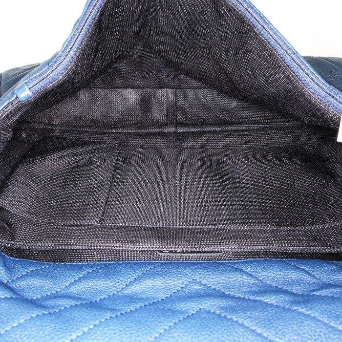 Sac à main Chanel Timeless en cuir matelassé chevrons bleu - Detail D3