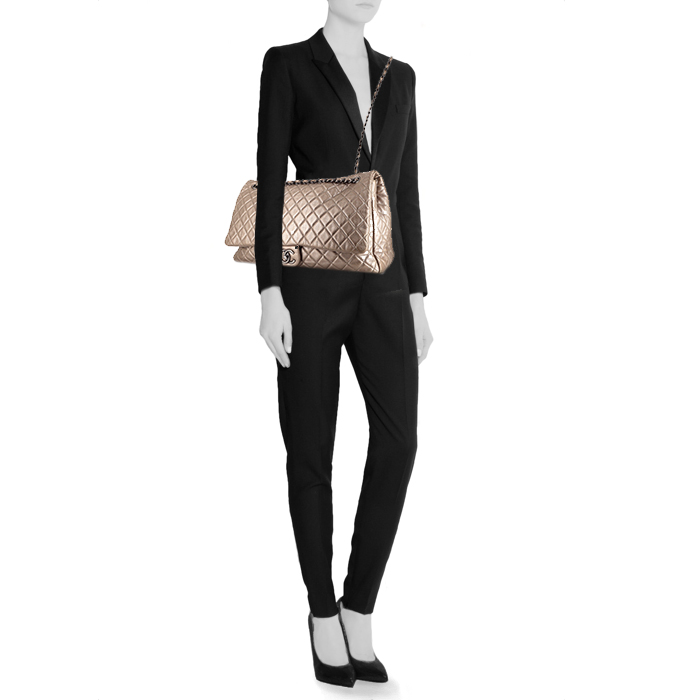 Chanel Timeless travel bag in gold quilted leather - Detail D2