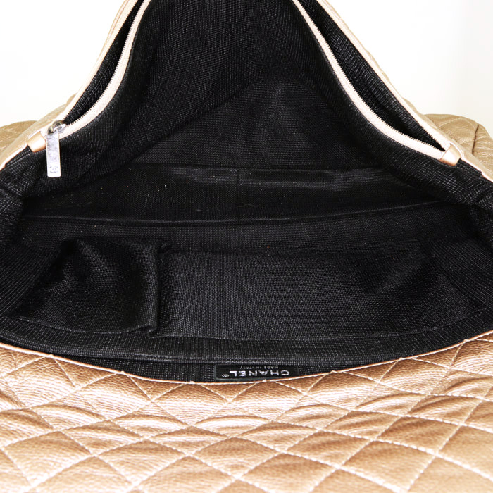 Chanel Timeless travel bag in gold quilted leather - Detail D3