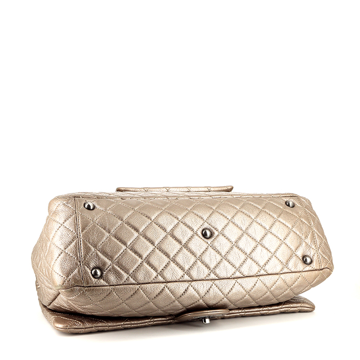 Chanel Timeless travel bag in gold quilted leather - Detail D5